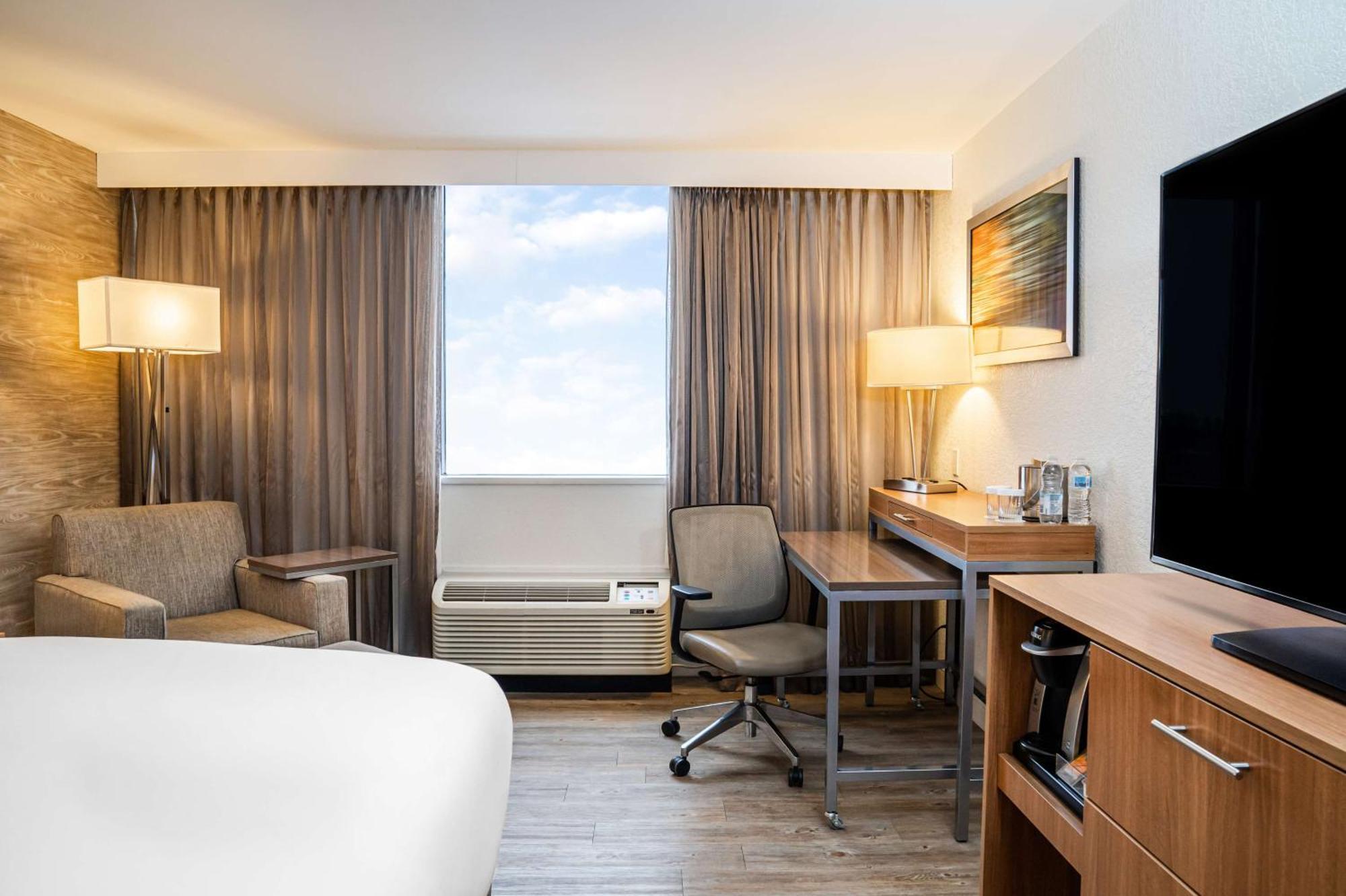 Отель Doubletree By Hilton Китченер Экстерьер фото