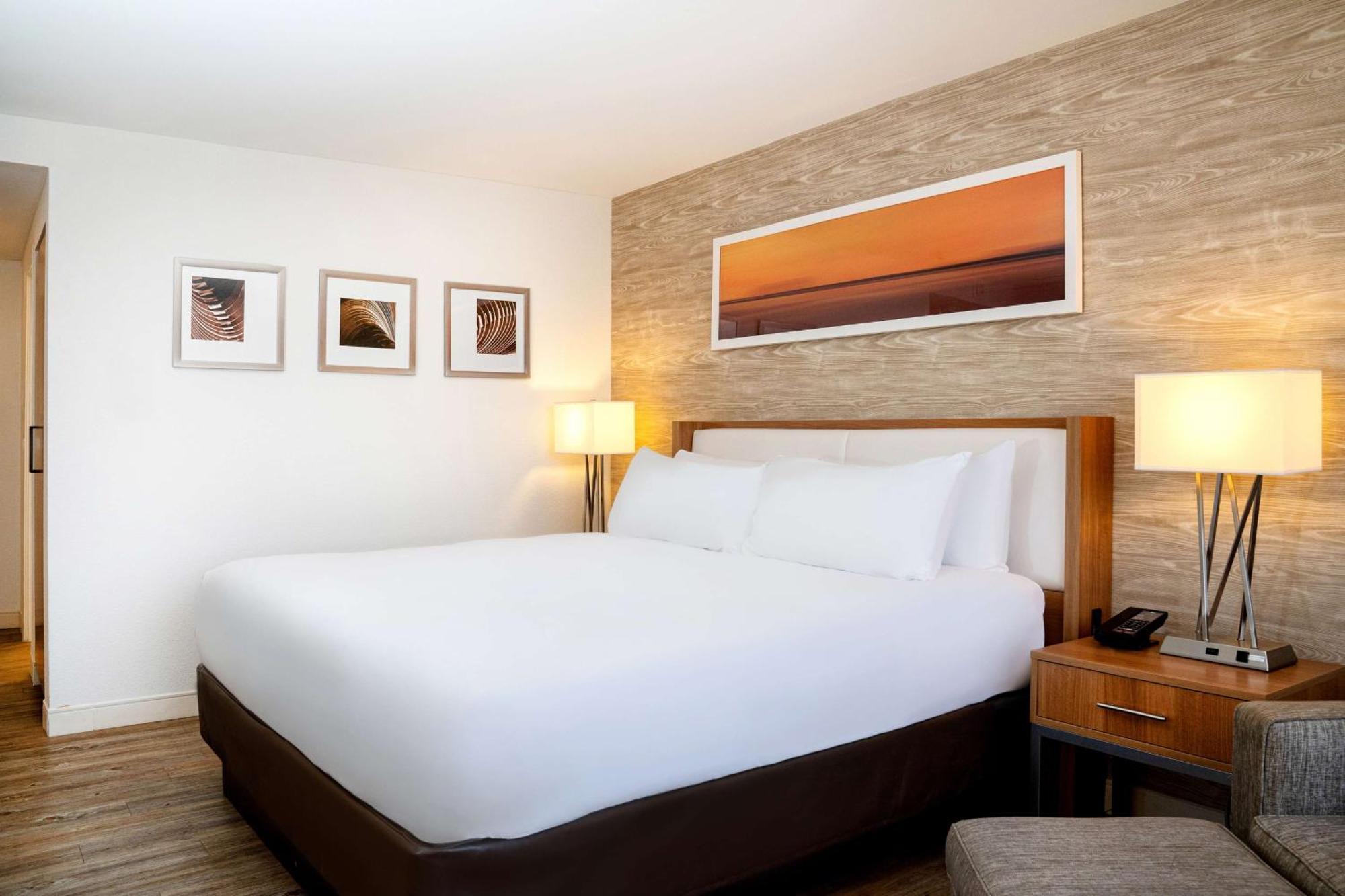 Отель Doubletree By Hilton Китченер Экстерьер фото