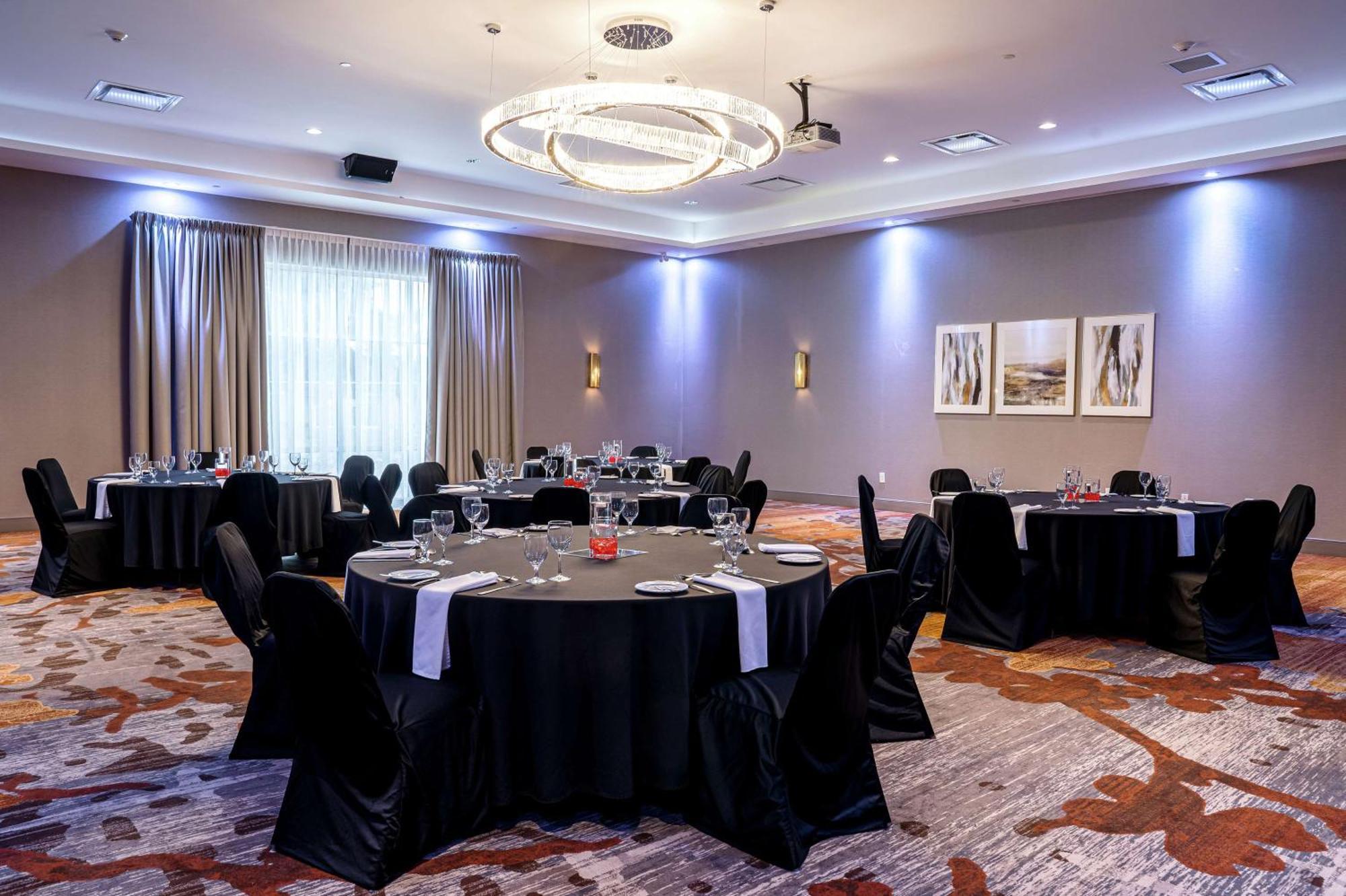 Отель Doubletree By Hilton Китченер Экстерьер фото